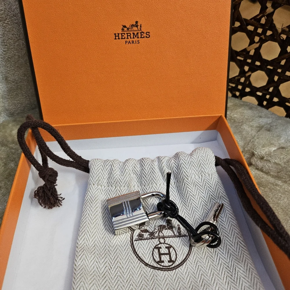 Authentic Lock And keys - Picture 1 of 5